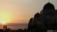 Tidak hanya elok dengan keindahan senja pantainya. Namun Masjid Islamic Center, terlihat menawan saat sinar keemasan sang surya yang terpantul sempurna.