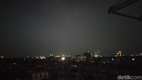 Permukiman warga tampak gelap gulita. Hanya gedung-gedung bergenset yang menyala di tengah kegelapan (Dhani Irawan/detikcom)