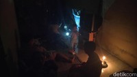 Kegelapan juga dialami warga Kampung Bali, Jakarta Pusat. Warga terpaksa bertahan dengan bantuan lilin  (Sachril/detikcom)