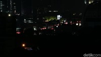 Sejumlah ruas jalan tampak terang karena cahaya dari mobil.