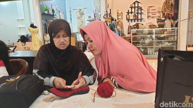 Sen Rajut Sepatu Ala Sri Dewi: Dari Hobi Jadi Menginspirasi