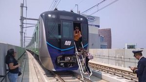 Detik-detik Evakuasi Penumpang MRT Imbas Listrik Padam Massal