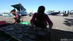 Melihat Emak-emak Tanjung Luar Lombok Mengolah Ikan Kerapu