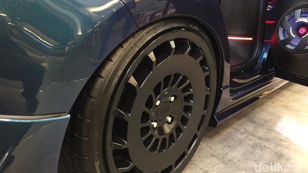 Pelek Rotiform yang bikin mobil ini terlihat unik
