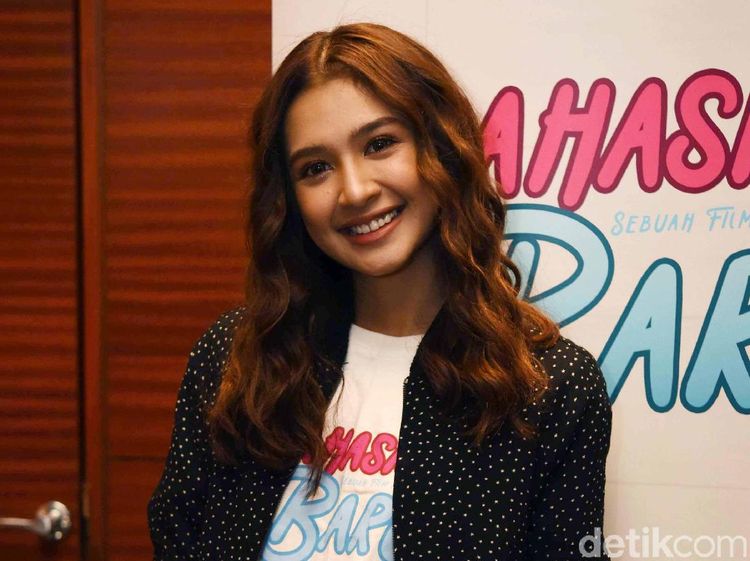 Mikha Tambayong Si Mahasiswi Cantik