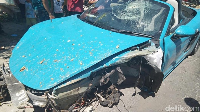Sebuah mobil mewah merek Porsche bernopol L 73 VI, kecelakaan dan viral di media sosial. Penasaran? Berikut foto-fotonya.