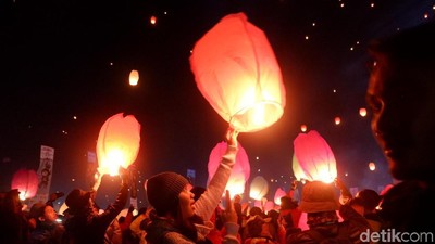 Foto: Warna-warni Lampion di Langit Dieng