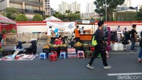 Warga mengeluhkan PKL yang berjualan di area CFD hingga ke badan jalan. PKL terlihat banyak berjualan di lokasi yang tidak semestinya. (Foto/ Farih/detikcom)