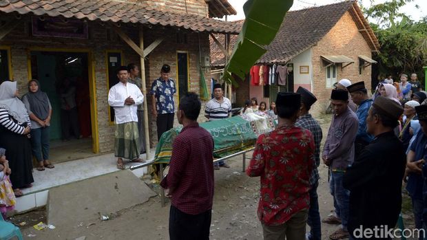 Pemakaman korban KM Pieces, Casmuri di Pekalongan.