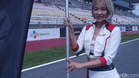 Kalau yang ini bertugas untuk membawa bendera event.