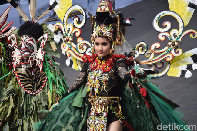 Pantauan di lokasi utama runway JFC di depan Kantor Pemkab Jember Jalan Sudarman, Cinta Laura, turut dalam rombongan defile Hudoq, dengan balutan busana yang dominan berwarna hijau. Lengkap dengan aksesori yang heboh khas JFC, penampilan Cinta memukau tamu undangan dan penonton di stage utama itu. Cinta berjalan sambil menebar pesonanya selama kurang lebih selama 3 sampai 5 menit. (Foto: Yakub Mulyono)