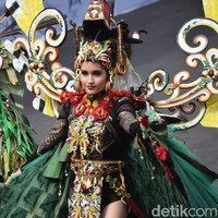 Pantauan di lokasi utama runway JFC di depan Kantor Pemkab Jember Jalan Sudarman, Cinta Laura, turut dalam rombongan defile Hudoq, dengan balutan busana yang dominan berwarna hijau. Lengkap dengan aksesori yang heboh khas JFC, penampilan Cinta memukau tamu undangan dan penonton di stage utama itu. Cinta berjalan sambil menebar pesonanya selama kurang lebih selama 3 sampai 5 menit. (Foto: Yakub Mulyono)
