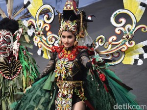 Di Balik Gaun Cantik Cinta Laura di Jember Fashion Carnaval
