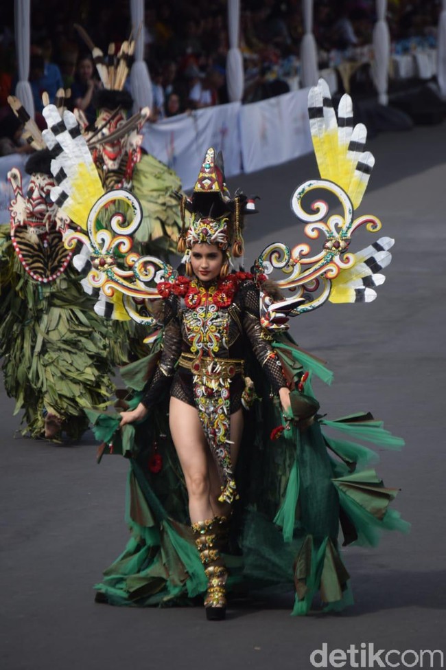 Kostum yang dibuat oleh Yayasan JFC itu memungkinkan Cinta untuk memamerkan kaki jenjangnya. Inspirasinya adalah Hudoq, sejenis festival yang berupa tarian ungkapan syukur yang digelar oleh sub-etnis Dayak di Kalimantan Timur. (Foto: Yakub Mulyono)