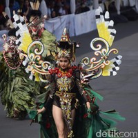 Kostum yang dibuat oleh Yayasan JFC itu memungkinkan Cinta untuk memamerkan kaki jenjangnya. Inspirasinya adalah Hudoq, sejenis festival yang berupa tarian ungkapan syukur yang digelar oleh sub-etnis Dayak di Kalimantan Timur. (Foto: Yakub Mulyono)