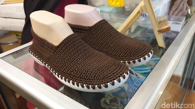 Sen Rajut Sepatu Ala Sri Dewi: Dari Hobi Jadi Menginspirasi