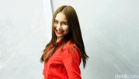 Ayu senyum seolah lagi riang banget. Foto: Ayu Ting Ting / Palevi