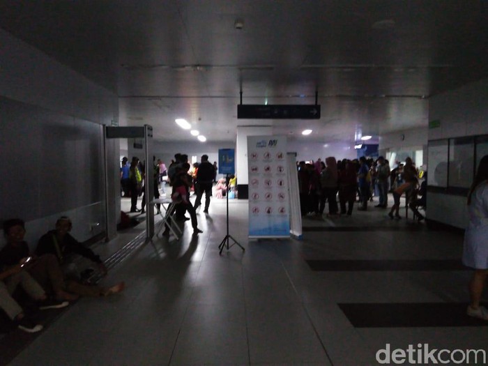 Listrik Padam Massal, #matilampu Jadi Trending Topic Foto: Stasiun MRT Bundaran HI saat listrik padam (Adhi/detikcom) Listrik Padam Massal, #matilampu Jadi Trending Topic Foto: Stasiun MRT Bundaran HI saat listrik padam (Adhi/detikcom)