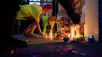 Warga berdoa untuk korban penembakan di Dayton, Ohio, AS. REUTERS/Bryan Woolston.