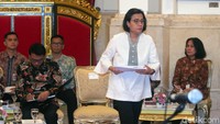 Menteri Keuangan Sri Mulyani tampak sibuk membahas RAPBN 2020.