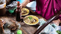 Lontong balap dijual di angkringan. Diracik saat dipesan pembeli. Tahunya digunting dan dikucuri sambal petis. Foto : Instagram @insanvr