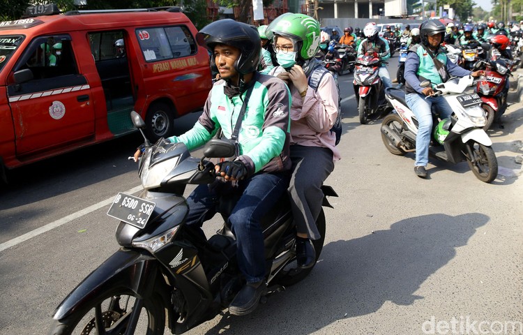 Pemadaman listrik massal yang terjadi di sejumlah wilayah Jakarta hingga Jawa Barat berdampak ke sejumlah sektor. Salah satunya adalah layanan ojek online.