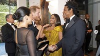 Meghan justru malah memperluas koneksi dan tetap berkarya, seperti saat berbincang dengan Beyonce dan Jay-Z di sebuah acara film. Dok. Instagram/meghanmarkle_official