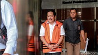 Ketua Komisi III DPRD Jambi tersebut diperiksa sebagai tersangka terkait kasus dugaan suap pengesahan APBD 2017-2018 Provinsi Jambi. Kasus ini sebagai buntut kasus mantan Gubernur Jambi Zumi Zola.