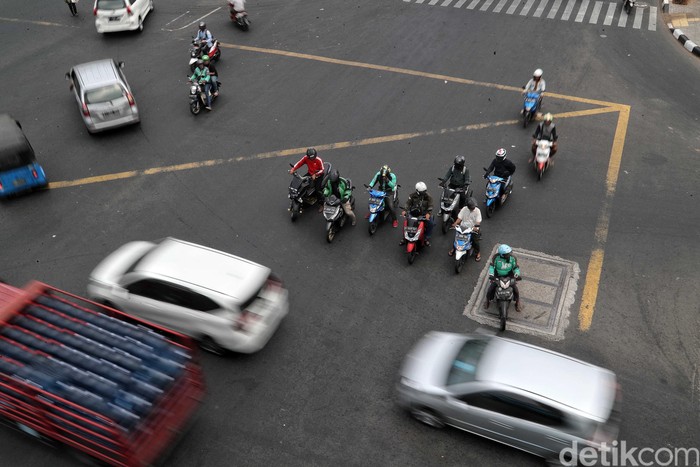 Traffic light atau lampu merah di Jakarta masih mati imbas pemadaman listrik. Seperti di Perempatan Velodrome, Rawamangun yang membuat lalu lintas semrawut.
