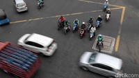 Seakan menjadi kebiasaan, banyak pengendara terutama sepeda motor yang berhenti melewati garis stop saat menunggu lampu merah. Pelanggaran lalu lintas tersebut menjadi satu dari beberapa fokus Polisi untuk menertibkan pengendara selama Operasi Patuh 2020. Pradita Utama/detikcom  