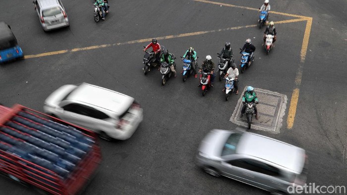 Traffic light atau lampu merah di Jakarta masih mati imbas pemadaman listrik. Seperti di Perempatan Velodrome, Rawamangun yang membuat lalu lintas semrawut.