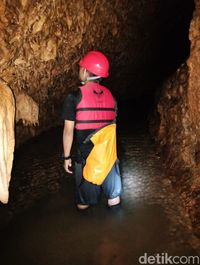 Menyusuri guanya (Pradito Rida Pertana/detikcom)