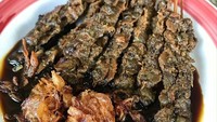 Sate kerang dara yang dimasak dengan bumbu kecap bawang rasanya kenyal pedas. Makin enak dicocol sambal rawit. Lauk wajib lontong balap. Foto : Instagram @doyanpromosisbyjkt