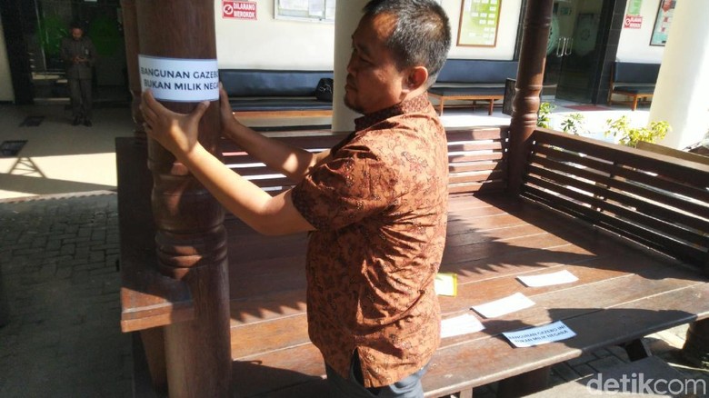 Ketua PN Semarang Polisikan Pemasang Tulisan Segel di Gazebo Ketua PN Semarang Polisikan Pemasang Tulisan Segel di Gazebo