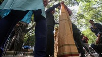 Tak hanya penertiban duduk mengangkang, petugas juga melakukan razia kepada warga yang memakai celana ketat. Petugas lalu membantu warga memakai sarung untuk menutup aurat.