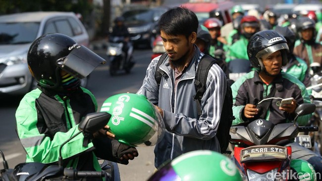 PNS Bakal Bisa Kerja dari Rumah, Jokowi Teken Aturan Mobil Listrik