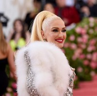 Penyanyi sekaligus vokalis band No Doubt berdarah campuran Italia dan Britania Raya ini pada tanggal 3 Oktober nanti akan genap berusia 50 tahun. Sejak No Doubt hingga kini, seperti tak ada yang berubah dari penampilan Gwen Stefani yang kini menjalin asmara dengan Blake Shelton. Foto: Getty Images