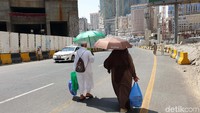 Bahkan ada kekhawatiran bisa sampai 50 derajat celcius. Hal ini tentunya harus bisa diantisipasi oleh para calon jemaah haji.     