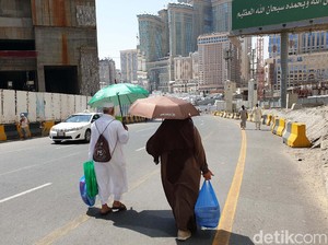 Taktik Jemaah Haji Melawan Panas Terik