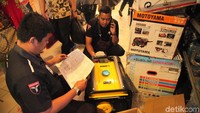 Pembeli mengecek genset yang akan dibelinya. 