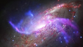 Di tengah Galaksi NGC 4258 ini terdapat lubang hitam yang dapat menghasilkan pertunjukan kembang api. Foto: NASA