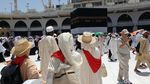 Jemaah Haji Melawan Panas Ekstrim