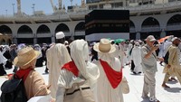Panas dan padatnya manusia di Masjidil Haram tak mengernyitkan niat jemaah untuk beribadah.