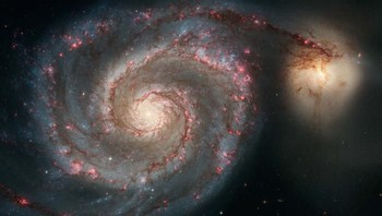 Berada di konstelasi Canes Venatici, 23 juta tahun cahaya dari Bumi, Galaksi ini dikenal dengan nama M51a atau NGC 5194. Foto: NASA