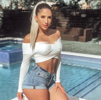 Aku punya benjolan besar di hidungku, jadi aku mengikisnya. Aku punya gigi kecil jadi aku mendapatkan veneer dan payudaraku kecil jadi aku mendapatkan pembesaran payudara, imbuhnya. Foto: Instagram