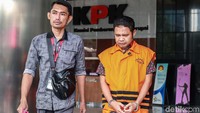 Anggota DPRD Jambi, Muhammadiyah, meninggalkan gedung KPK, usai menjalani pemeriksaan, Jakarta, Senin (5/8/2019).