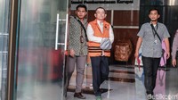 Simon Susilo keluar gedung KPK dengan mengenakan rompi tahanan, Senin (5/8/2019).
