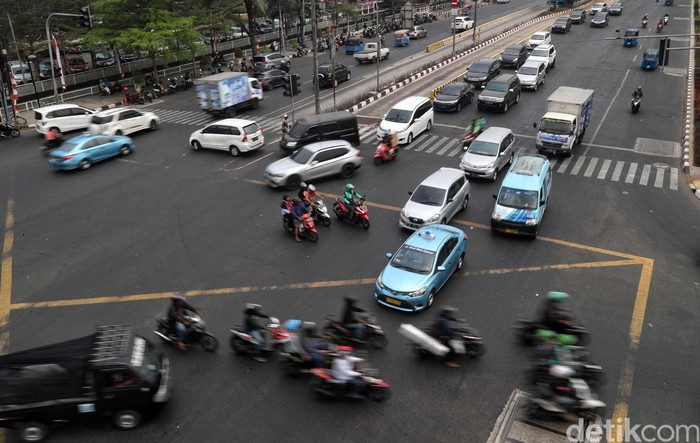 Traffic light atau lampu merah di Jakarta masih mati imbas pemadaman listrik. Seperti di Perempatan Velodrome, Rawamangun yang membuat lalu lintas semrawut.