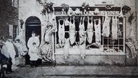 Sejak tahun 1880, toko Balson pindah ke Bridport dan tak pernah tutup hingga sekarang. Ini salah satu foto toko Balson di jaman dahulu, lengkap dengan gantungan daging sapi hingga babi. Foto: Istimewa
