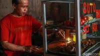 Pemadaman listrik bergilir itu membuat sejumlah pedagang yang terkena imbas listrik mati menggunakan lilin untuk menerangi warung makan mereka.